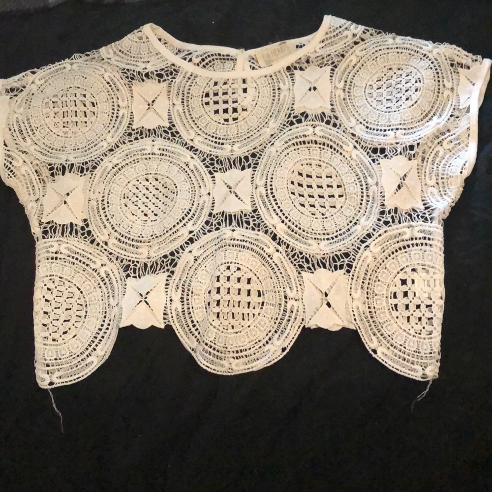 Crop top with cap sleeves